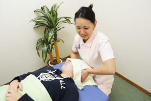 眼精疲労マッサージ写真